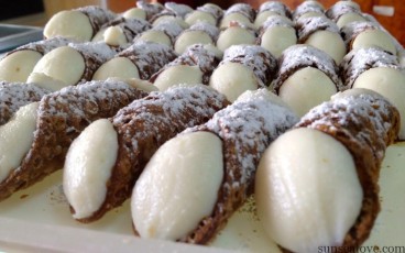 Cannoli-made-from-sicily