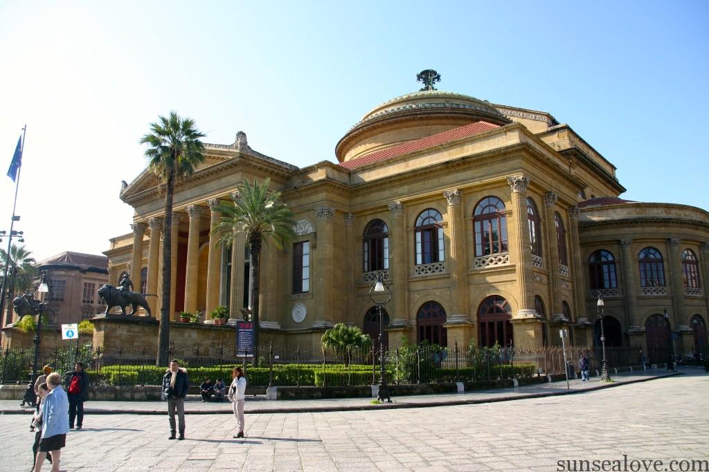 The street food tour usually starting in th front of Theater Massimo in Palermo